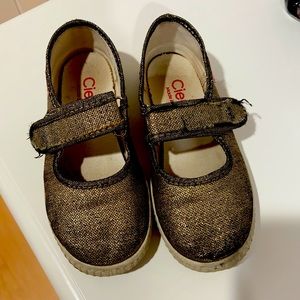 Cienta Mary Jane gold sparkle shoes